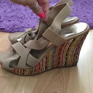 Tan/multicolored wedge sandal size:5.5